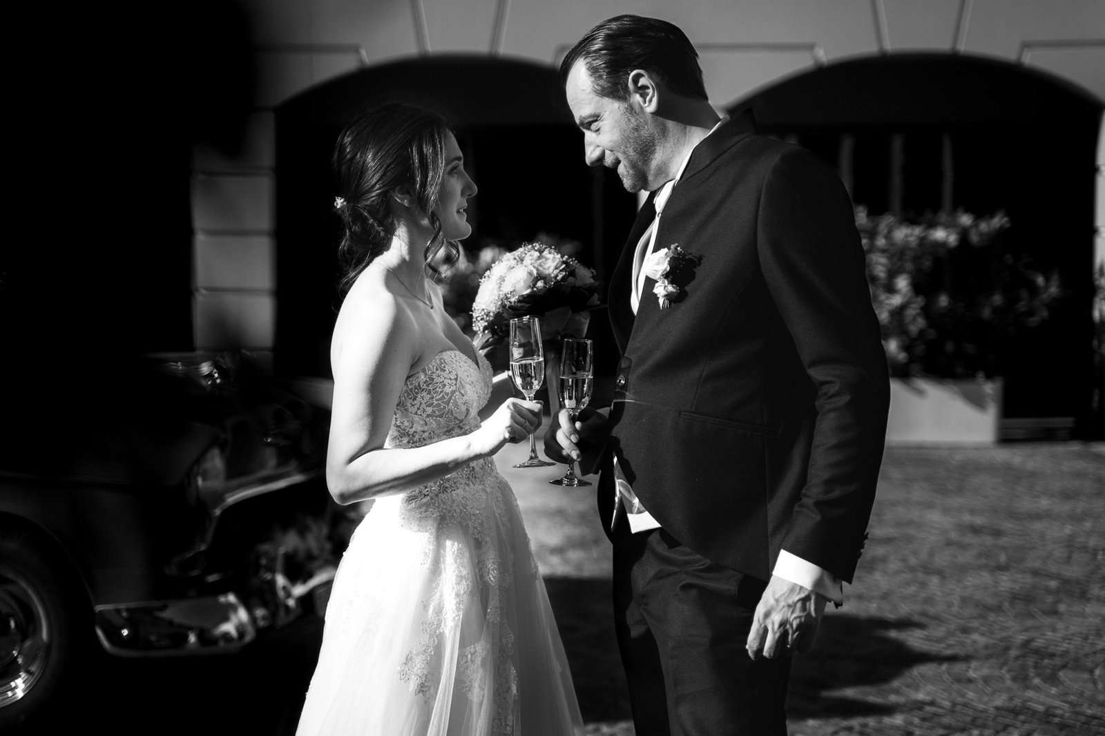 sposi che si rilassano con un bicchiere di vino